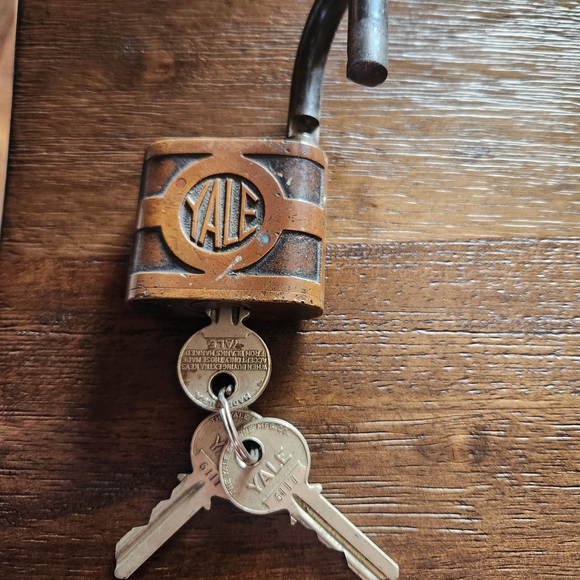 Yale Vintage Padlock with Keys - Picture 2 of 3